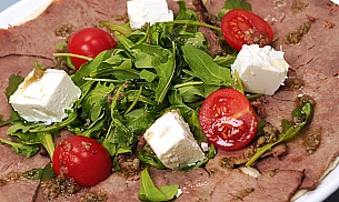 Carpaccio de vita pe tortillia cu branza feta si pesto