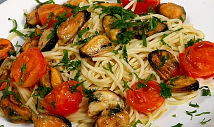 Spaghete cu midii, patrunjel si rosii cherry