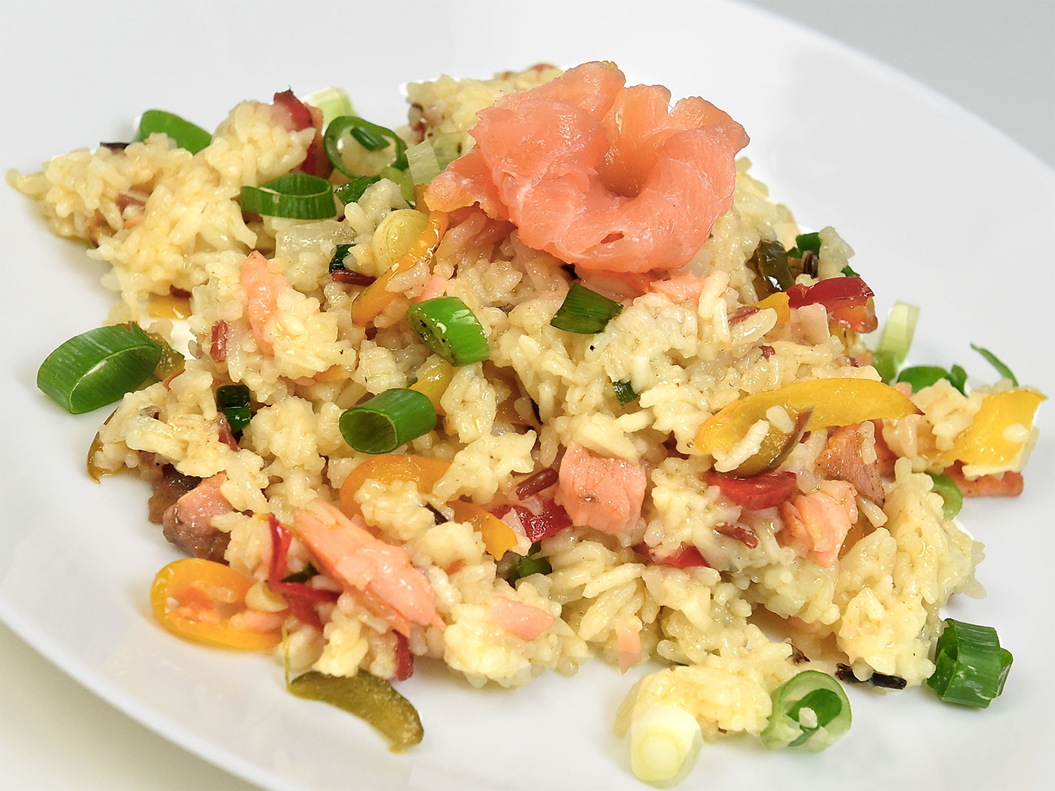 Risotto cu somon afumat, ardei colorati si parmesan